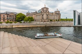 Grachtenboot im Berliner Regierungsviertel